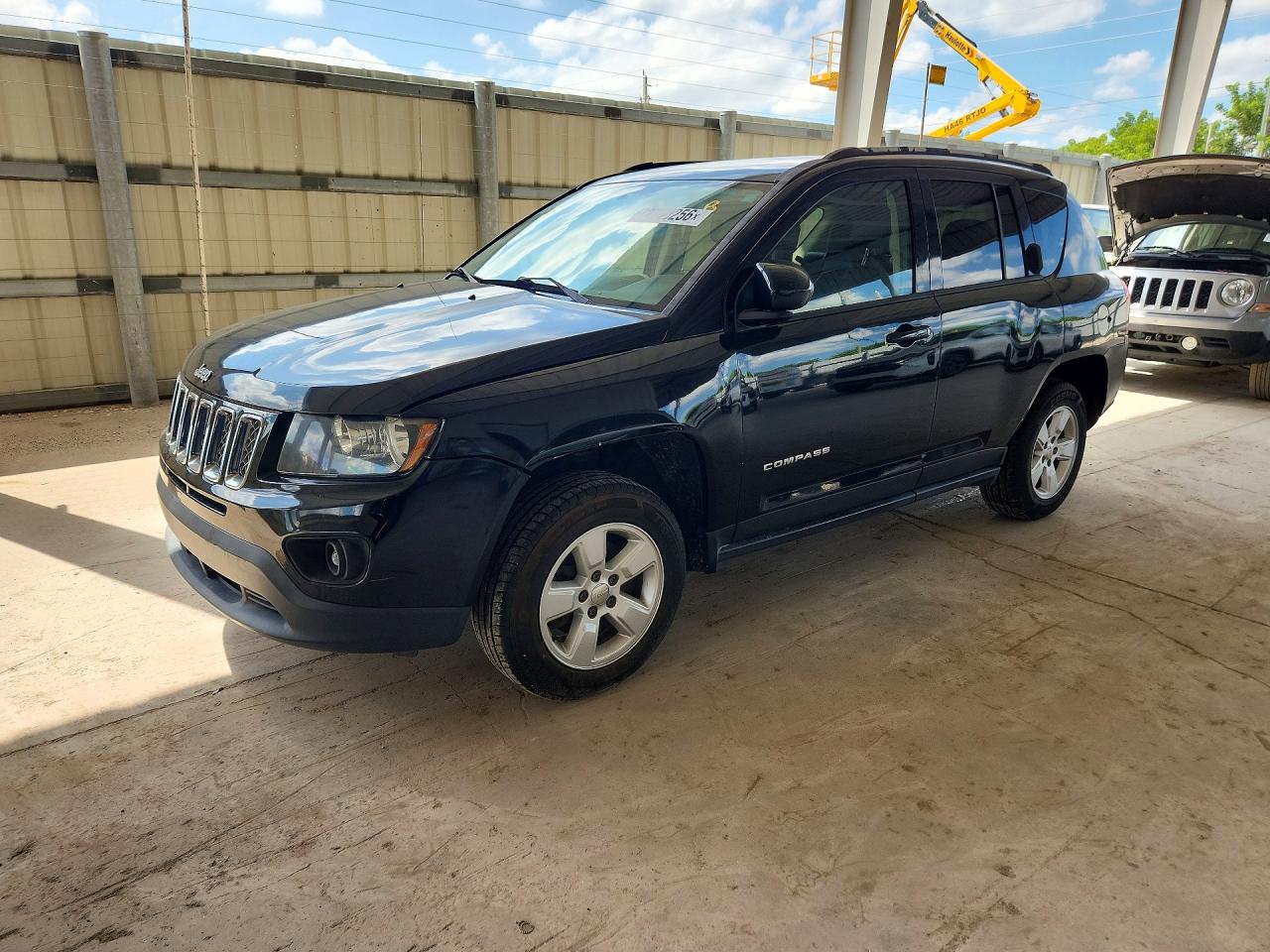 2016 JEEP COMPASS Latitude — Front 3/4