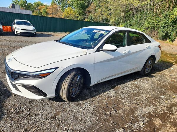 2026 HYUNDAI ELANTRA — Front 3/4