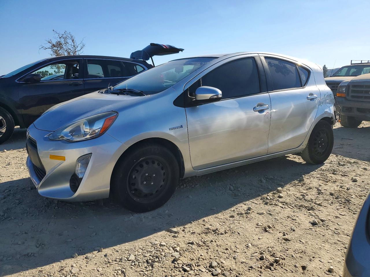 2015 TOYOTA PRIUS C ON — Front 3/4