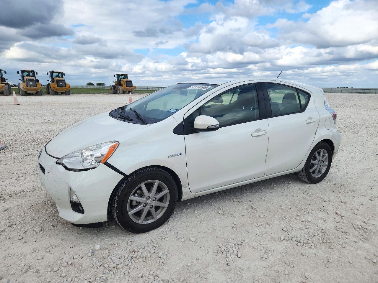 2014 TOYOTA PRIUS — Front 3/4