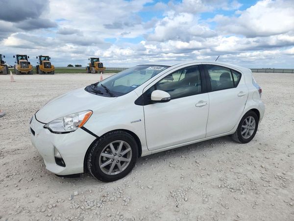 2014 TOYOTA PRIUS — Front 3/4