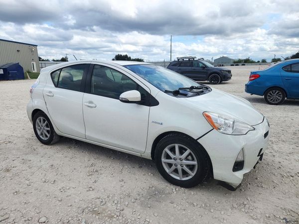 2014 TOYOTA PRIUS — Passenger 3/4