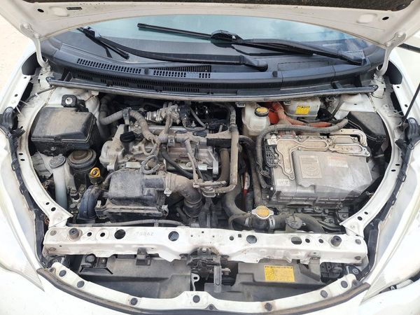 2014 TOYOTA PRIUS — Engine bay