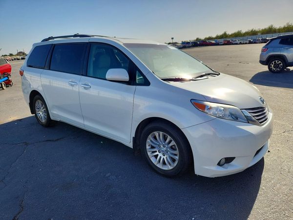 2017 TOYOTA SIENNA — Passenger 3/4