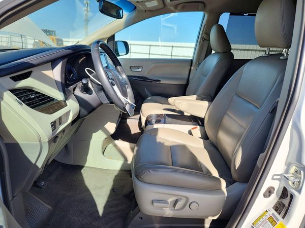 2017 TOYOTA SIENNA — DENT