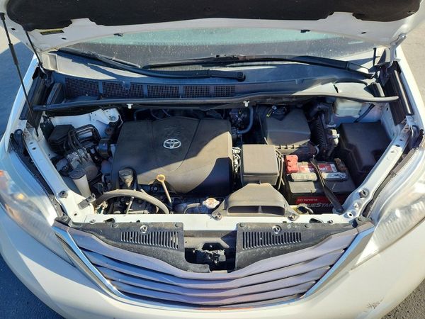 2017 TOYOTA SIENNA — Engine bay