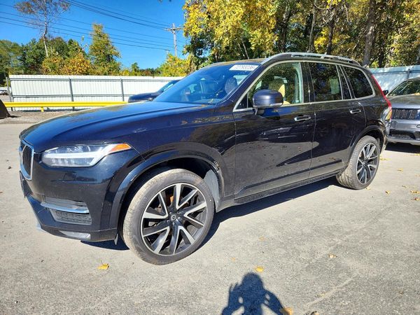2018 VOLVO XC90 Momentum — Front 3/4