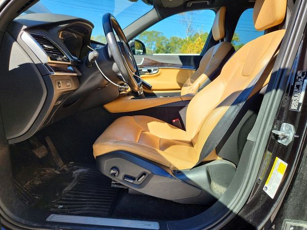 2018 VOLVO XC90 Momentum — DENT