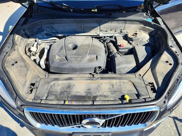 2018 VOLVO XC90 Momentum — Engine bay