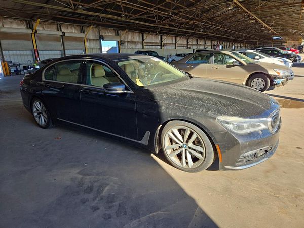 2016 BMW 750 xDrive — Passenger 3/4