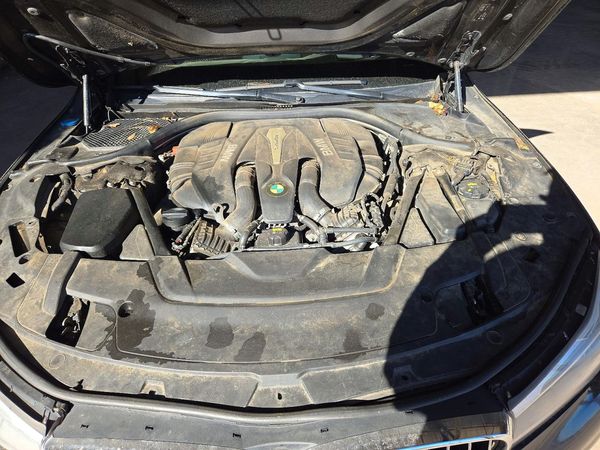 2016 BMW 750 xDrive — Engine bay