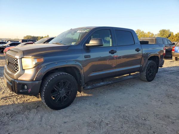 2018 TOYOTA TUNDRA SR5 — Front 3/4