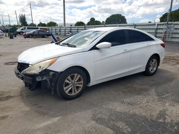 2013 HYUNDAI SONATA GLS/ GLS Popular — Front 3/4