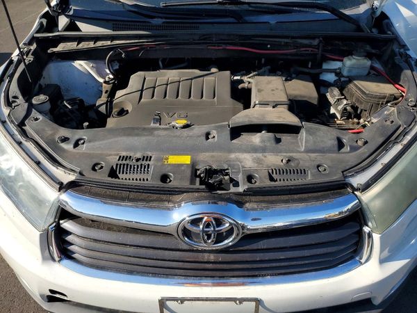 2015 TOYOTA HIGHLANDER Base/Hybrid — Engine bay