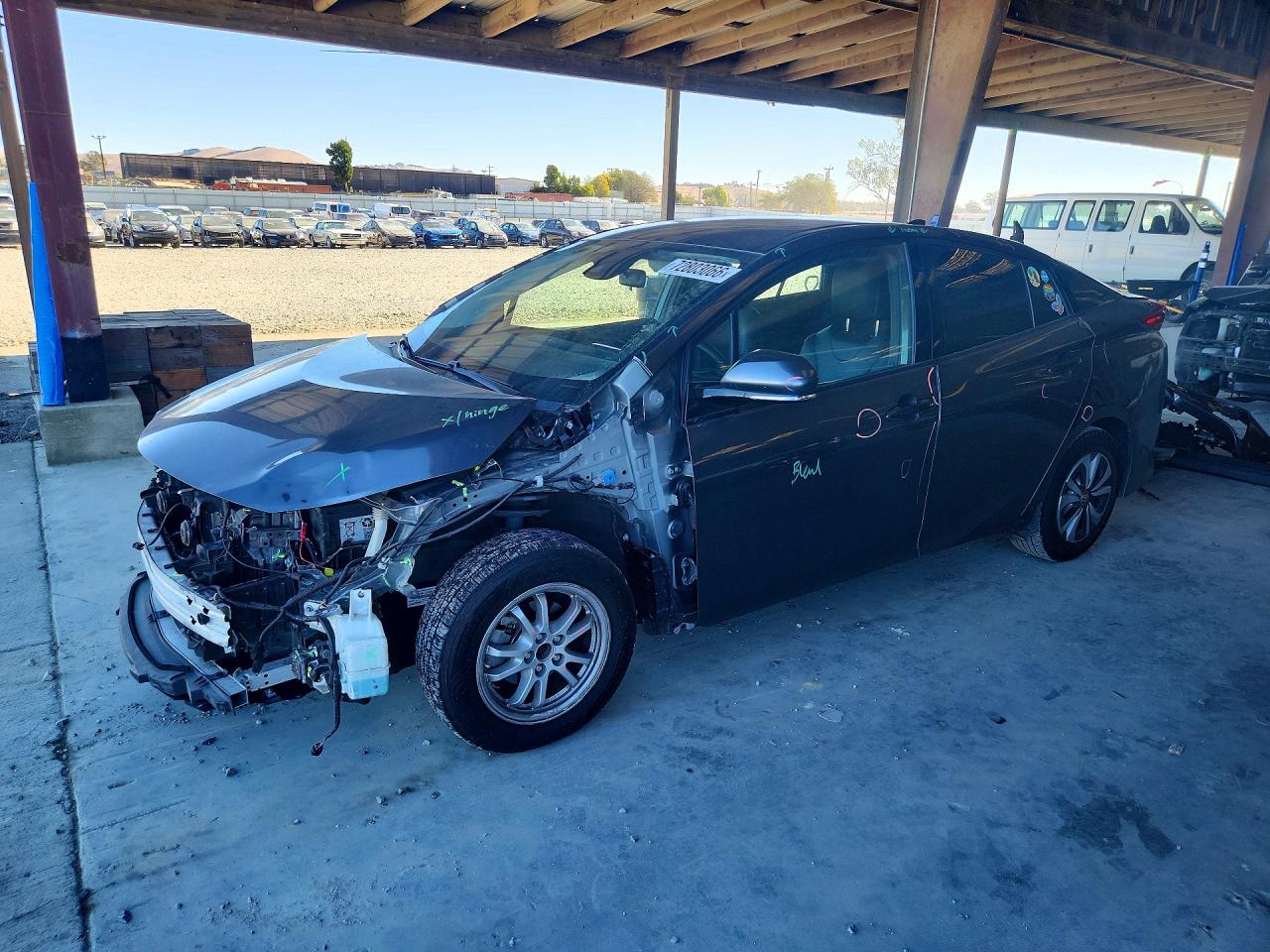 2019 TOYOTA PRIUS Plus/Premium/Advanced — Front 3/4