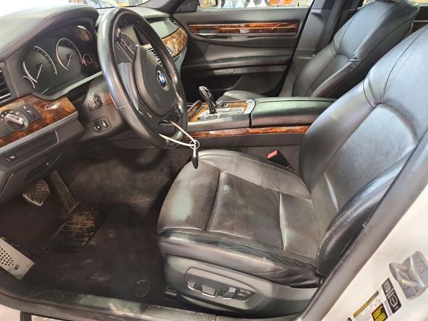 2013 BMW 750 — DENT