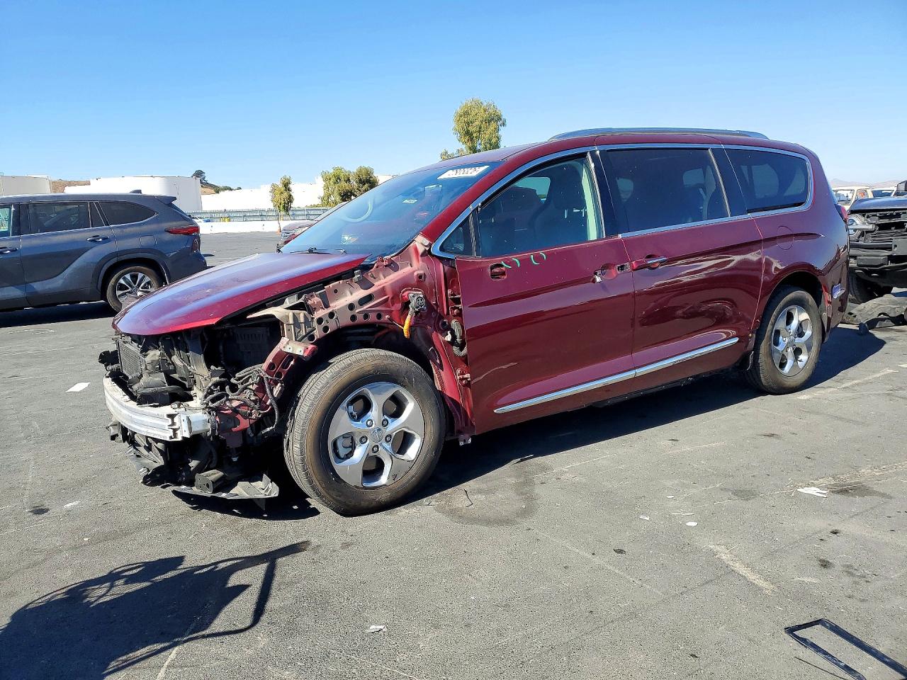 2018 CHRYSLER PACIFICA Limited — Front 3/4