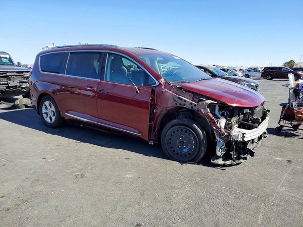 2018 CHRYSLER PACIFICA Limited — Passenger 3/4