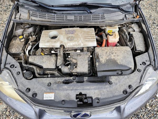 2013 LEXUS CT 200h — Engine bay