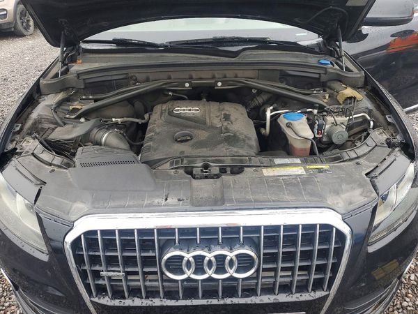 2013 AUDI Q5 Premium Hybrid — Engine bay