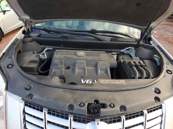 2013 CADILLAC SRX Luxury — Engine bay
