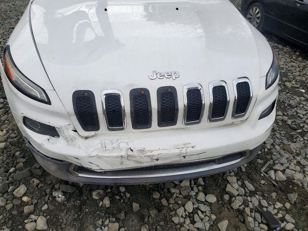 2016 JEEP CHEROKEE Limited — Engine bay