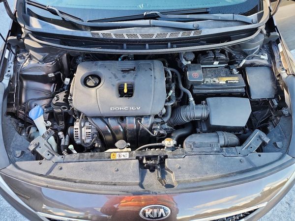 2018 KIA FORTE LX Base — Engine bay