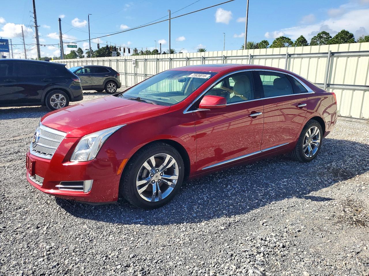 2013 CADILLAC XTS Platinum Collection — Front 3/4