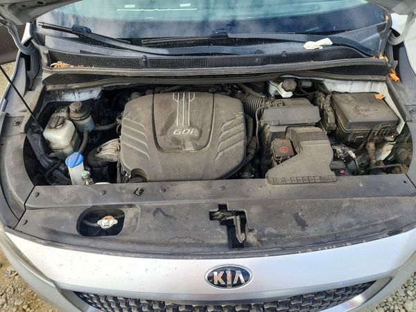 2015 KIA SEDONA GL - Middle-low — Engine bay