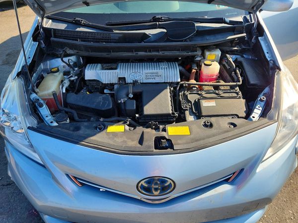 2013 TOYOTA PRIUS — Engine bay