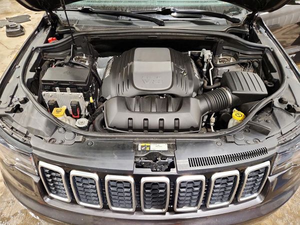 2018 JEEP GRAND CHEROKEE Limited — Engine bay