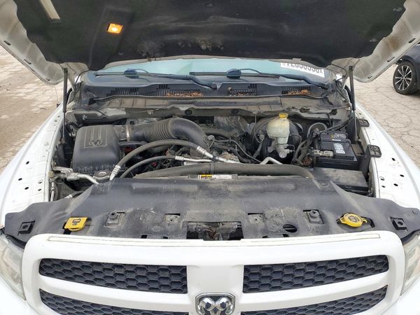 2014 RAM 1500 SLT — Engine bay