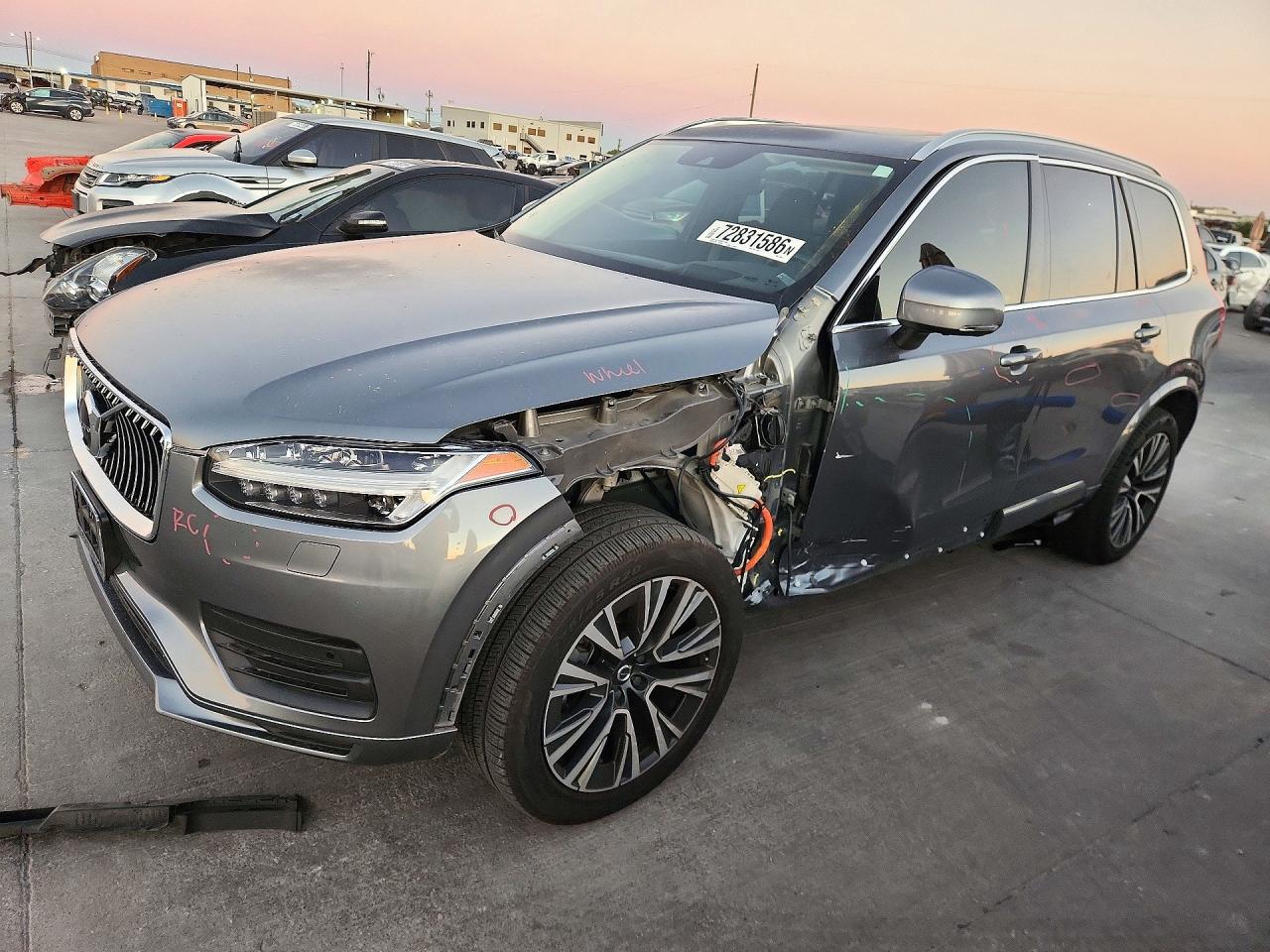 2020 VOLVO XC90 Momentum — Front 3/4