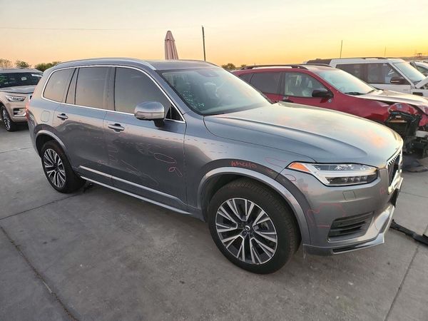 2020 VOLVO XC90 Momentum — Passenger 3/4