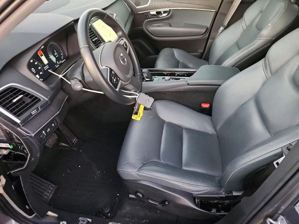 2020 VOLVO XC90 Momentum — DENT