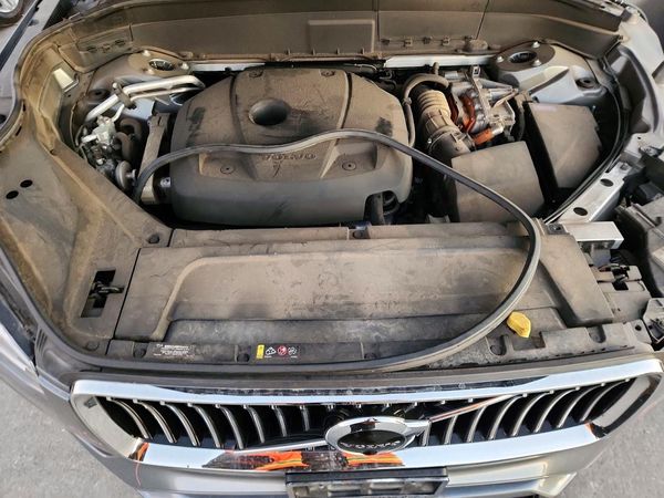 2020 VOLVO XC90 Momentum — Engine bay