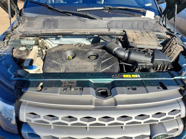 2015 LAND ROVER RANGEROVER Pure Plus — Engine bay