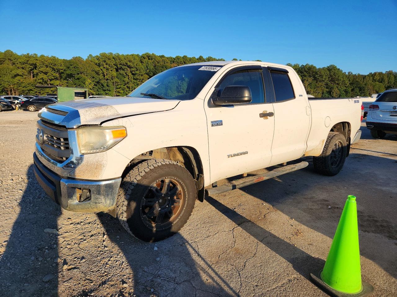 2014 TOYOTA TUNDRA SR5 — Front 3/4