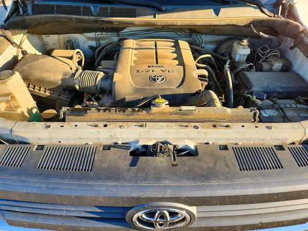 2014 TOYOTA TUNDRA SR5 — Engine bay