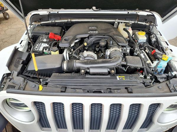 2018 JEEP WRANGLER UNLIMITED Unlimited Sahara — Engine bay