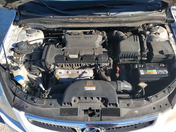 2012 HYUNDAI ELANTRA GLS — Engine bay