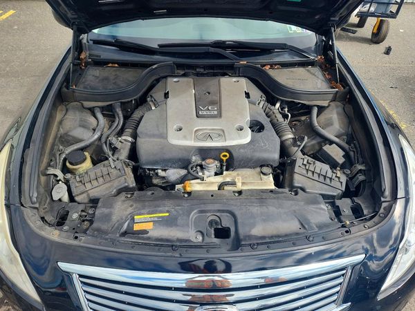 2013 INFINITI G37 — Engine bay