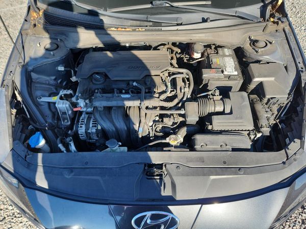 2021 HYUNDAI ELANTRA SEL — Engine bay