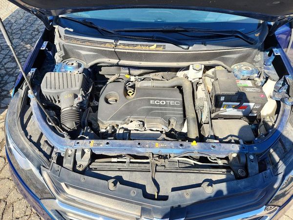 2019 CHEVROLET EQUINOX LT (2FL) — Engine bay