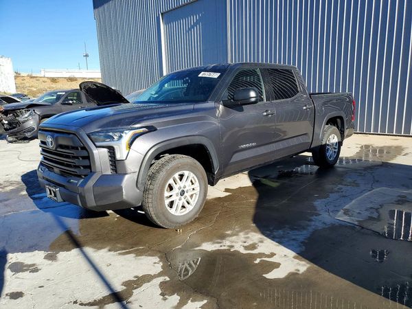 2023 TOYOTA TUNDRA SR5 — Front 3/4
