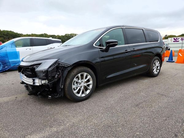 2027 CHRYSLER PACIFICA Limited — Front 3/4
