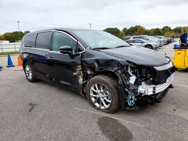 2027 CHRYSLER PACIFICA Limited — Passenger 3/4