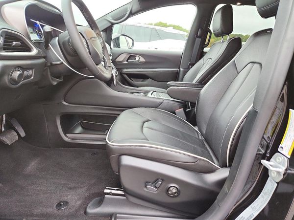 2027 CHRYSLER PACIFICA Limited — DENT