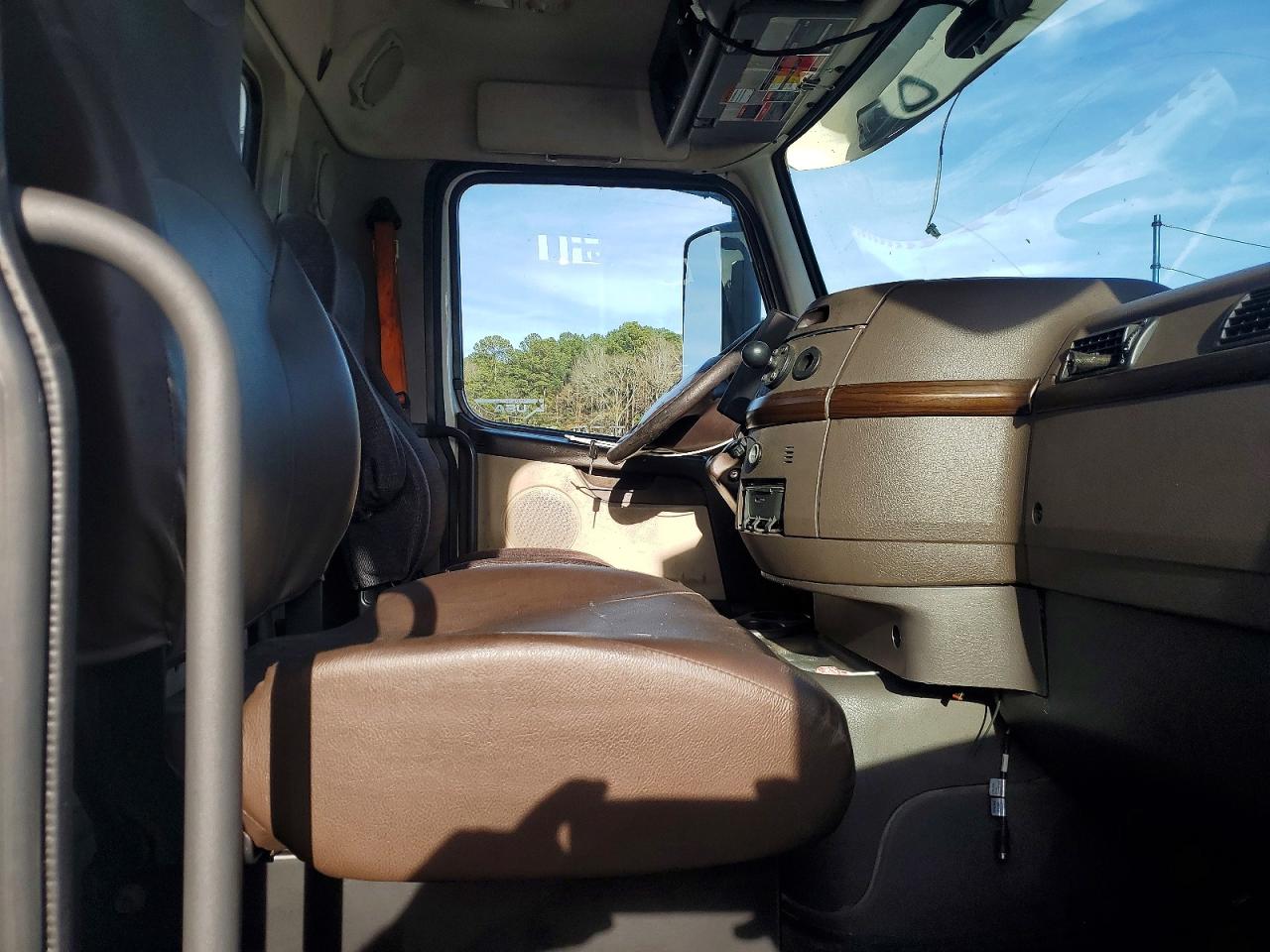 2017 VOLVO VN
