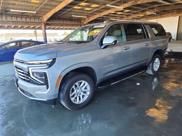 2026 CHEVROLET SUBURBAN LT — Front 3/4